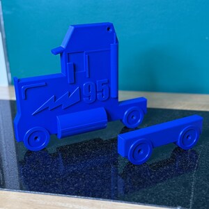 Caminhão e Rodas (SEM PRATELEIRA) | Transforme qualquer prateleira em um caminhão | Ideias para guardar carrinhos de brinquedo | Montagem na parede SOLID COLOUR - BLUE