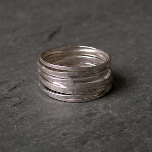 Neun schmale Sterling Silber Ringe zum Stapeln - Skinny Ringe - 1 mm Ringe - Schlichte Ringe - Gehämmerte Ringe