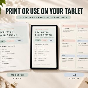 Pu&ograve; includere: Un sistema di timer per il decluttering visualizzato su un tablet e fogli stampati. Il testo recita: PRINT OR USE ON YOUR TABLET, US LETTER, A4, FULL COLOR, INK SAVER, DECLUTTER TIMER SYSTEM, START IN UNDER ONE MINUTE, 5 MIN, 10 MIN, 20 MIN.
