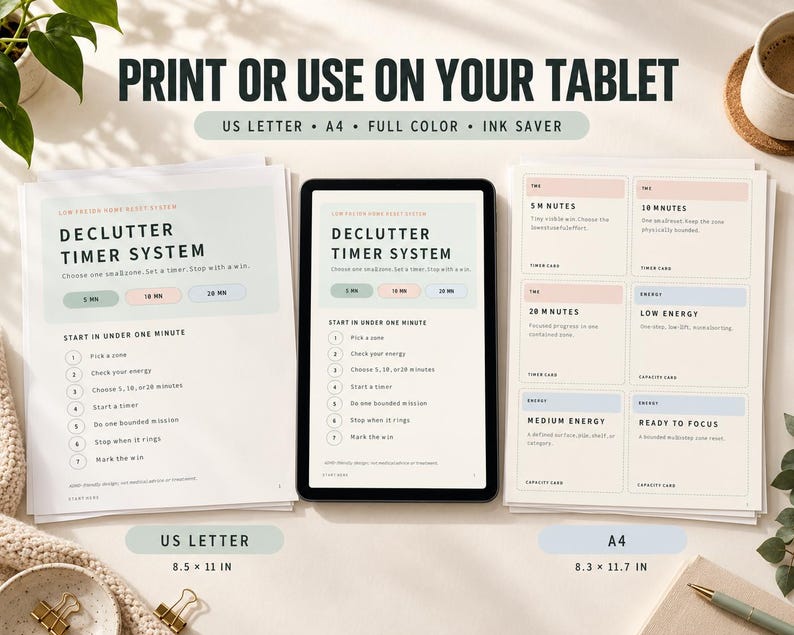 Pu&ograve; includere: Un sistema di timer per il decluttering visualizzato su un tablet e fogli stampati. Il testo recita: PRINT OR USE ON YOUR TABLET, US LETTER, A4, FULL COLOR, INK SAVER, DECLUTTER TIMER SYSTEM, START IN UNDER ONE MINUTE, 5 MIN, 10 MIN, 20 MIN.