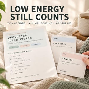 Pu&ograve; includere: Un sistema di timer per il riordino stampato su carta bianca con testo nero e accenti color pastello, accompagnato da due piccole schede etichettate low energy e 5 m nutes. Il sistema delinea un processo in sette fasi per le attivit&agrave;.
