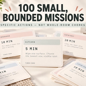 Peut inclure: Un ensemble de cartes de tâches rectangulaires intitulées 100 SMALL, BOUNDED MISSIONS. Chaque carte présente une catégorie, une durée et une instruction spécifique comme Wipe one surface ou Clear the floor area. Les cartes ont un fond crème.
