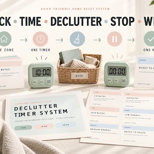 Pu&ograve; includere: Un sistema di riordino domestico adatto all'ADHD che include due timer digitali color verde salvia, un cestino intrecciato con l'etichetta KEEP e diverse schede stampate. Il testo recita PICK TIME DECLUTTER STOP WIN e DECLUTTER TIMER SYSTEM.