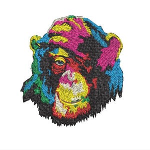 Puede incluir: Parche bordado con la cara de un chimpancé colorido. El diseño utiliza una variedad de colores, incluyendo rosa, amarillo, azul y verde, sobre un fondo negro. Ideal para ropa o accesorios.
