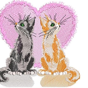 Könnte beinhalten: Gesticktes Design mit zwei Katzen mit grünen Augen, eine grau und eine orange, vor einem rosa Herzen sitzend. Die Katzen haben lange Schnurrhaare und blicken nach oben. Das Design befindet sich auf weißem Hintergrund.