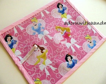 Chalkimamy TRAVEL Chalkboard mat made with pink Disney princesses (a)