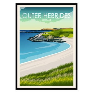 Puede incluir: Un póster de viaje enmarcado que presenta una escena costera de las Hébridas Exteriores, Escocia. La obra de arte representa una playa de arena blanca, agua turquesa, colinas verdes y el texto "Outer Hebrides Scotland" en la parte superior.