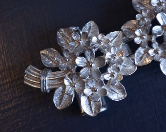 Vintage. Mimi Di N Silver Tone Floral bouquet Belt Buckle.  Dimensional flowers. 1980s. day wear, evening, wedding, bridal