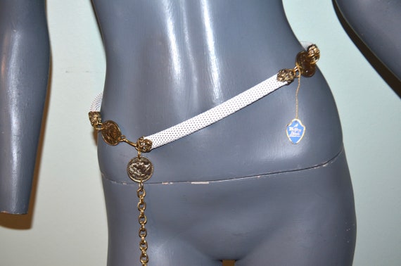 Vintage 1970s white Mesh Chain belt.  gold Coin M… - image 5