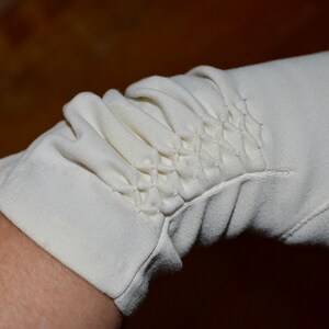 Vintage White off white  cotton gloves.  Smocked Rouched detail.  Size Medium L.  VFG see measurements. evening or day wear fashion gloves.