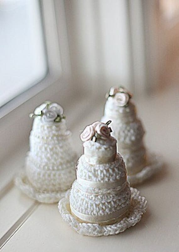 5 Beautiful Crochet Wedding Favors for Your Wedding Guests 4 Crochet Pattern Soc-015 Wedding Cake Favors