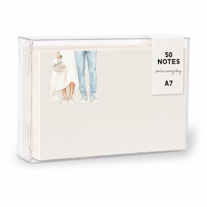 Op de afbeelding: Een set van 50 A7-notecards in een doorzichtige plastic doos. De kaarten tonen een illustratie van een stel in trouwkleding. De tekst "smile everyday" staat op het etiket.