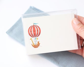 50 Mini Kärtchen A7 Ballon & Bär mit Klarsichtbox als Geschenkanhänger, Grußkarte oder Note für einen kleinen Gruß Kinder Baby