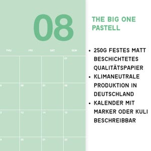Op de afbeelding: Een lichtgroene wandkalender met het getal 08, dagen van de week en een raster. De tekst bevat THE BIG ONE PASTELL, 250G FESTES MATT BESCHICHTETES QUALIT&Auml;TSPAPIER, KLIMANEUTRALE PRODUKTION IN DEUTSCHLAND en KALENDER MIT MARKER ODER KULI BESCHREIBBAR.