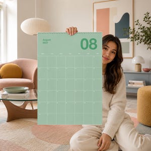 Op de afbeelding: Een wandkalender voor augustus 2027 met een saliegroene achtergrond, witte rasterlijnen en witte tekst. De kalender toont de maand en het jaar in de linkerbovenhoek en het getal 08 in een groot lettertype in de rechterbovenhoek.
