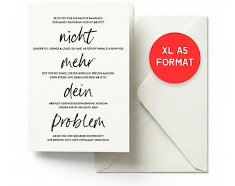 Op de afbeelding: Een witte wenskaart met zwarte handgeschreven tekst en een rode ronde sticker met de tekst "XL A5 FORMAT". De kaart ligt naast een witte envelop. De tekst op de kaart is in het Duits.