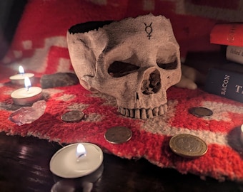 Ciotola a forma di teschio con simbolo di mercurio intagliato a mano / Decorazione occulta, arte alchemica con teschio
