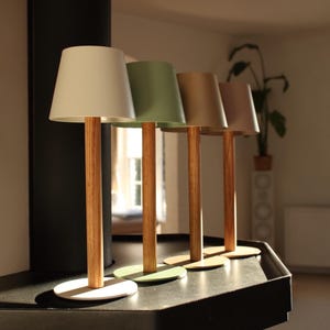 Lampada da tavolo a batteria in legno massello, lampada di design in legno a LED senza fili in stile scandinavo