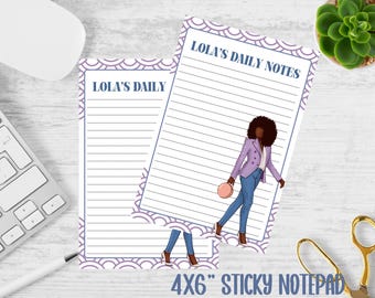 Peut inclure: Deux blocs-notes adhésifs de 10x15 cm avec le texte "LOLA'S DAILY NOTES" en bleu. Les blocs-notes ont une bordure festonnée violette et des pages lignées. L'un des blocs-notes présente une illustration d'une personne en blazer violet, jean et talons.