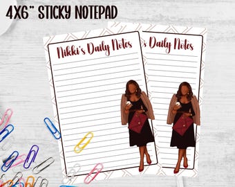 Peut inclure: Bloc-notes adhésif de 10 x 15 cm avec le texte "Nikki's Daily Notes" et des pages lignées. Le bloc-notes présente une illustration d'une femme en robe noire, tenant un téléphone et un sac à main rouge. Le bloc-notes a un motif géométrique.