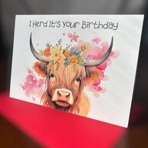 d'anniversaire de vache des Highlands | Je crois que c'est ton anniversaire | Fleurs | Vache | Ferme