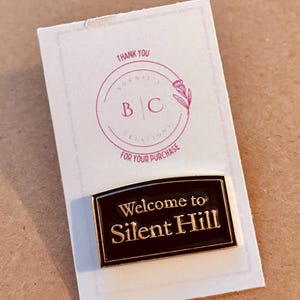 Silent Hill / Película de terror / Videojuego / Década de 2000 / Fanático del terror / Negro / Insignia de esmalte / Pin