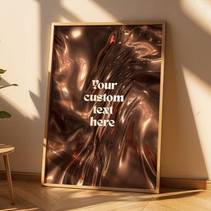 Peut inclure: Une affiche encadrée avec un motif bronze métallique fluide. L'œuvre d'art présente une texture ondulée et les mots "Your custom text here" en blanc. Le cadre est de couleur bois clair, et l'affiche est appuyée contre un mur.