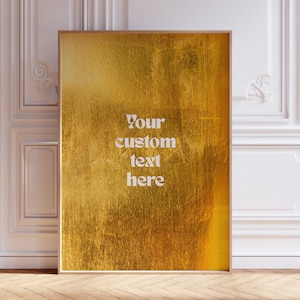 Peut inclure: Une œuvre d'art encadrée avec une texture de feuille d'or et le texte "Your custom text here" en blanc. L'œuvre est exposée contre un mur blanc avec des moulures décoratives et un plancher en bois.