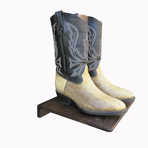 Women&#39;s Shoes/Cowboy Boot Wall Mount Display (Made in The USA) (Walnut Stain)