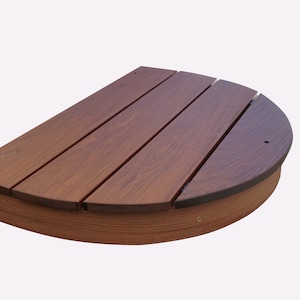 Puede incluir: Una tapa de mesa de madera semicircular con un tinte marrón oscuro. La tapa de la mesa está hecha de varias tablas de madera que están unidas. La tapa de la mesa tiene un diámetro de aproximadamente 76 cm.