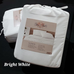 Op de afbeelding: Helderwitte 5-delige lakenset in een zak met trekkoord. Het label luidt "Stacy S Sheets Luxury Microfiber". De set bevat een laken, hoeslaken en kussenslopen. Het laken meet 274cm x 259cm.