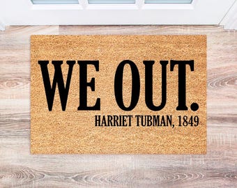 Może przedstawiać: Brązowa mata kokosowa z napisem "WE OUT. HARRIET TUBMAN, 1849" czarnymi literami.