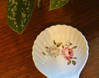 Vintage Royal Worcester fine porcelain shell-shaped dish.