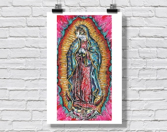 Peut inclure: Une peinture colorée d'un chat habillé en Vierge Marie. Le chat porte une robe bleue avec des étoiles dorées et une robe rouge. Le chat est debout sur un nuage avec des ailes. L'arrière-plan est rose et bleu.