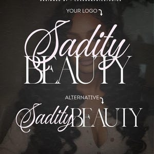Peut inclure: Un mod&egrave;le de logo comestible Canva avec le texte "Sadity BEAUTY" dans une police rose clair &eacute;l&eacute;gante. La conception comprend un logo alternatif et le texte "MORE AT LUXEGRAPHICSTUDIOS.ETSY.COM". L'arri&egrave;re-plan est une image floue d'une personne.