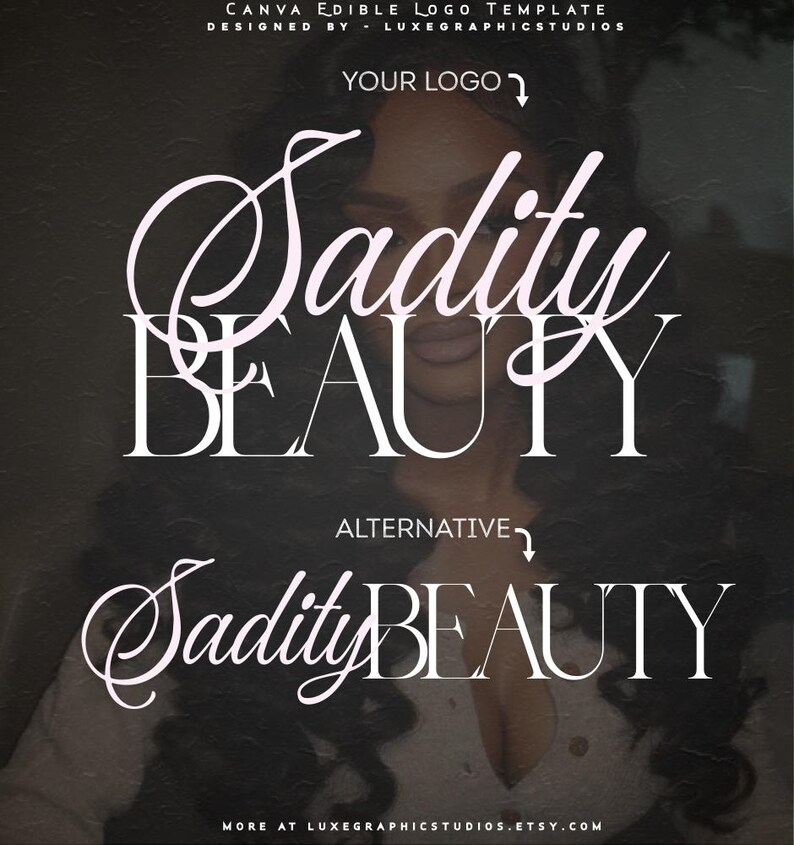 Peut inclure: Un mod&egrave;le de logo comestible Canva avec le texte "Sadity BEAUTY" dans une police rose clair &eacute;l&eacute;gante. La conception comprend un logo alternatif et le texte "MORE AT LUXEGRAPHICSTUDIOS.ETSY.COM". L'arri&egrave;re-plan est une image floue d'une personne.