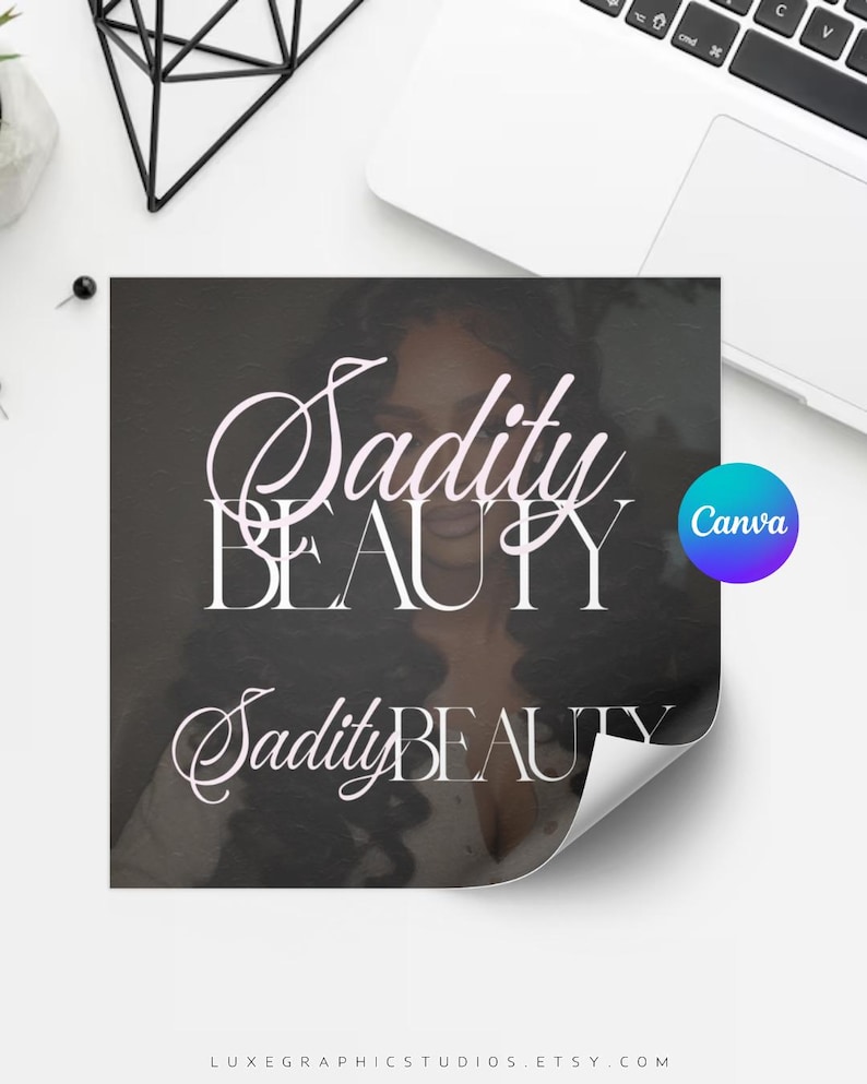 Peut inclure: Un graphisme carr&eacute; avec les mots "Sadity BEAUTY" en &eacute;criture blanche &eacute;l&eacute;gante. Le graphisme a un fond sombre avec le visage d'une femme visible. Un logo Canva est dans le coin. Le coin inf&eacute;rieur se d&eacute;colle.