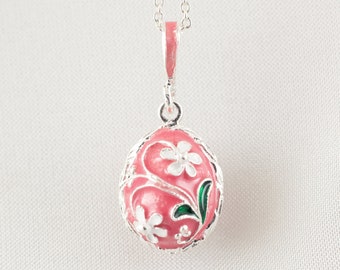 Jasmin Blume Rosa Anhänger, Emaille Schmuck Halskette Weiße Blumen auf Sterling Silber Rosa Faberge Ei Anhänger Brautjungfer Schmuck für sie