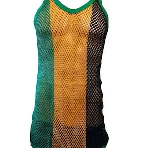 Könnte beinhalten: Ein ärmelloses Mesh-Top in den Farben der jamaikanischen Flagge: Grün, Gelb und Schwarz. Das Top hat einen grünen Ausschnitt und Besatz. Der Mesh-Stoff ist offen und gibt den Blick auf die Haut darunter frei. Das Kleidungsstück ist für warmes Wetter konzipiert.