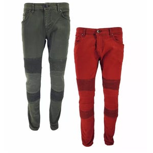 Puede incluir: Dos pares de pantalones vaqueros, uno en verde oliva y otro en rojo, ambos con un diseño de estilo moto. Los vaqueros tienen un ajuste delgado y están hechos de una tela suave y cómoda.