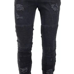 Op de afbeelding: Zwarte distressed denim jeans met kniepanelen en gescheurde details.