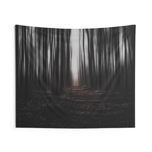 Puede incluir: Un tapiz de pared con una escena borrosa de un bosque. Líneas verticales de árboles oscuros conducen a una abertura brillante. El suelo del bosque está cubierto de hojas oscuras, creando una obra de arte atmosférica.