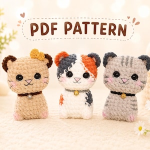 Op de afbeelding: Drie gehaakte kattenbeeldjes in beige, wit en grijs, elk met een belhalsband en geborduurde gezichtskenmerken. De beige kat heeft een gele strik. De afbeelding bevat de tekst "PDF PATTERN".