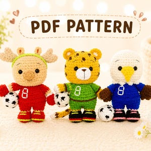 Könnte beinhalten: Drei gehäkelte Stofftiere, bestehend aus einem Hirsch im roten Trikot, einem Leoparden im grünen Trikot und einem Adler im blauen Trikot, die jeweils einen kleinen Fußball halten. Der Text PDF PATTERN steht in einer weißen Sprechblase darüber.