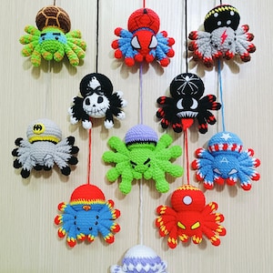 Puede incluir: Una colección de 12 peluches de pulpo de crochet, cada uno con un diseño y color diferente. Los peluches de pulpo están colgados de cuerdas y tienen una variedad de expresiones faciales.