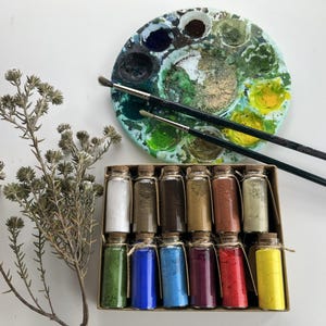 Coffret de 12 pigments avec livret détaillé sur les pigments (A5)