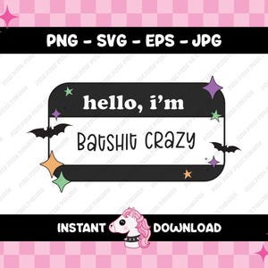 Puede incluir: Una etiqueta de nombre imprimible en blanco y negro con el texto "hello, i'm batshit crazy" en blanco. La etiqueta de nombre está decorada con estrellas y murciélagos morados, verdes y naranjas. La etiqueta de nombre está sobre un fondo a cuadros rosa y blanco.