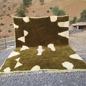 Beige Beni Mrirt Rug with Asymmetrical Green Pattern – Handmade Moroccan Wool Carpet – Fluffy Atlas Berber Rug, made to order, custom rug