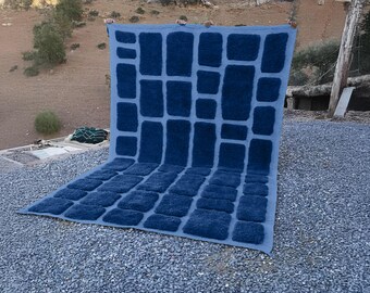 Tapete berbere geométrico azul personalizado | Tapete de lã marroquina feito à mão com padrão 3D – Tapete moderno e minimalista em azul-marinho e azul-celeste