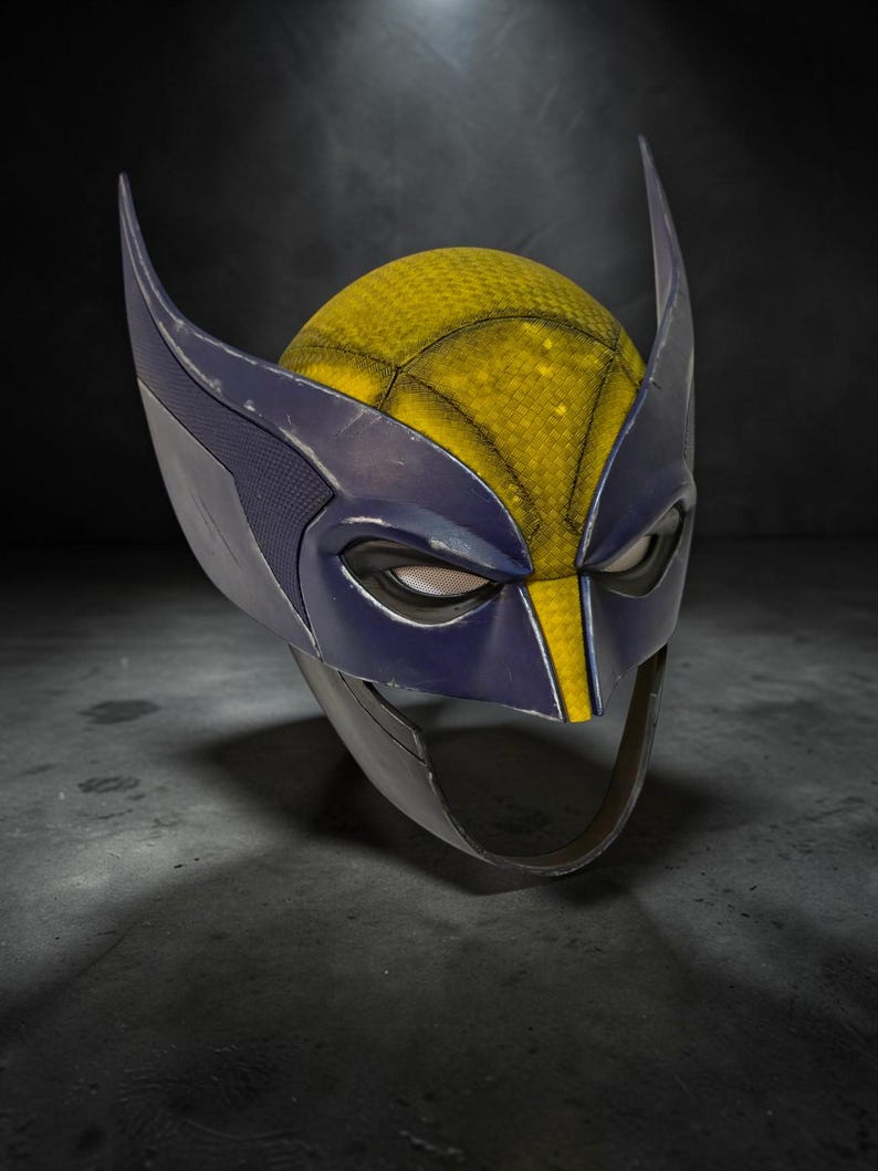 Puede incluir: Una m&aacute;scara estilo Wolverine, con una parte superior texturizada amarilla y negra, y detalles en azul y gris. La m&aacute;scara tiene extensiones puntiagudas en forma de orejas y aberturas para los ojos. La m&aacute;scara est&aacute; hecha de un material duradero.